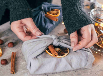 Noël : emballez vos cadeaux avec la méthode furoshiki pour réduire vos déchets